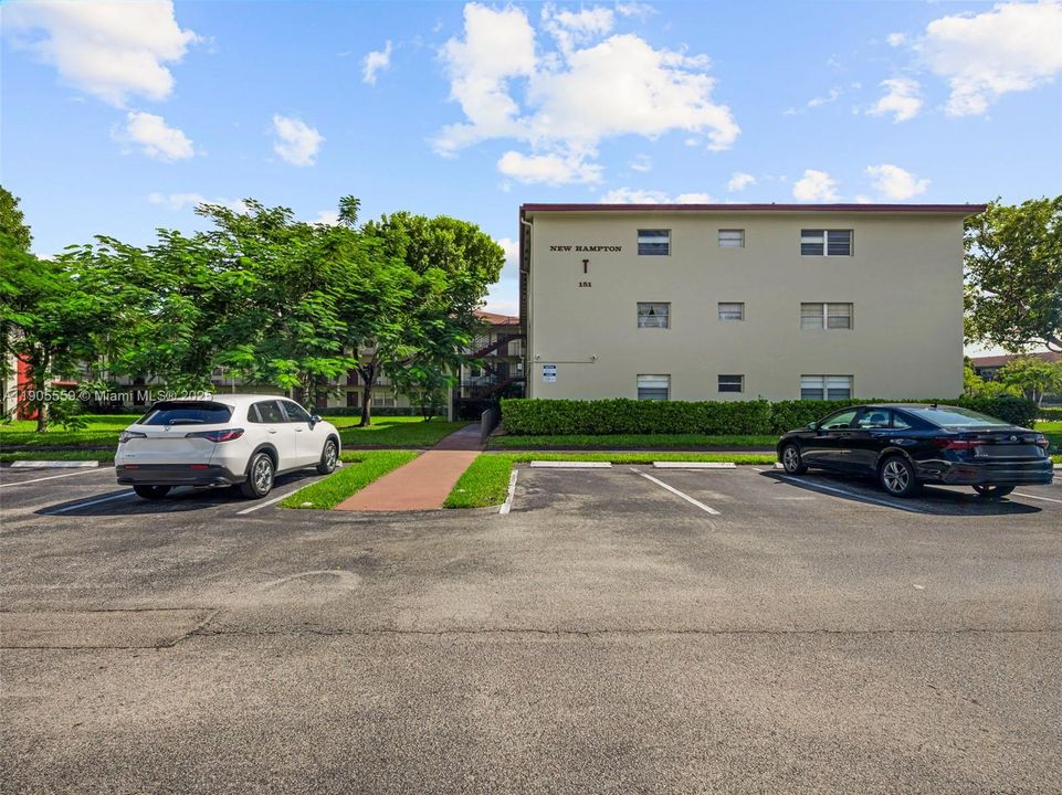 Active With Contract: $1,490 (1 beds, 1 baths, 811 Square Feet)