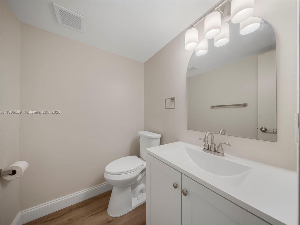 Active With Contract: $1,490 (1 beds, 1 baths, 811 Square Feet)