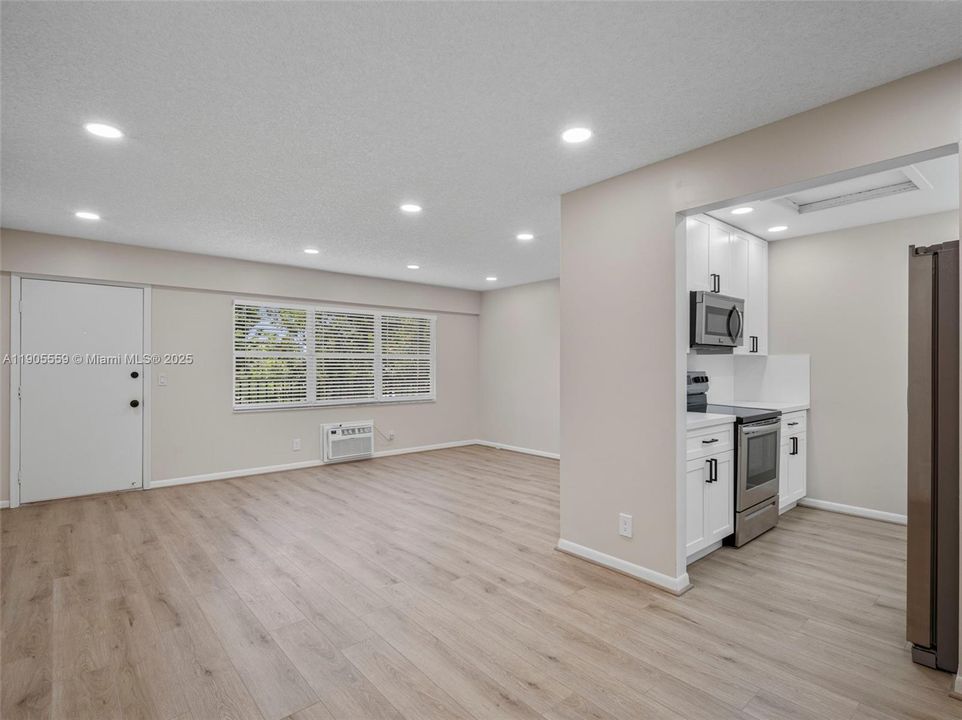 Active With Contract: $1,490 (1 beds, 1 baths, 811 Square Feet)