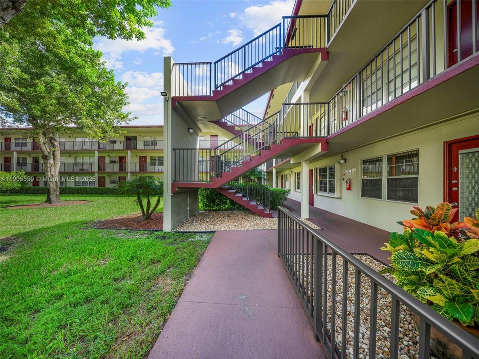 Active With Contract: $1,490 (1 beds, 1 baths, 811 Square Feet)