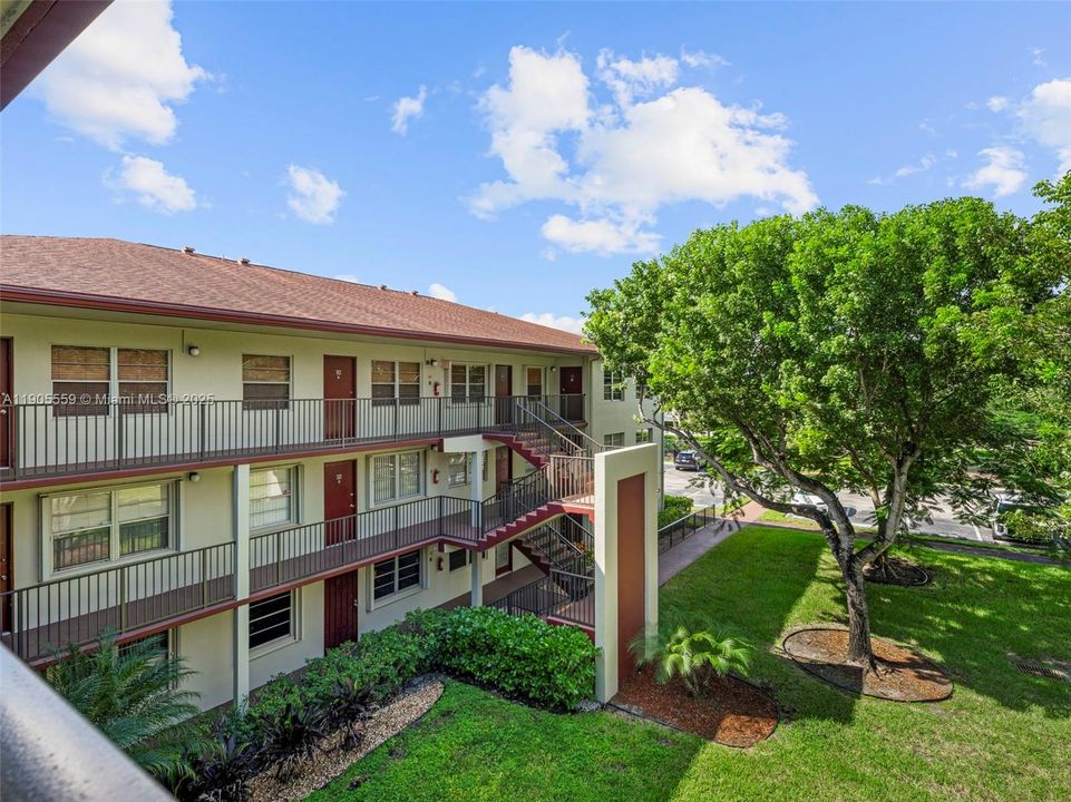 Active With Contract: $1,490 (1 beds, 1 baths, 811 Square Feet)
