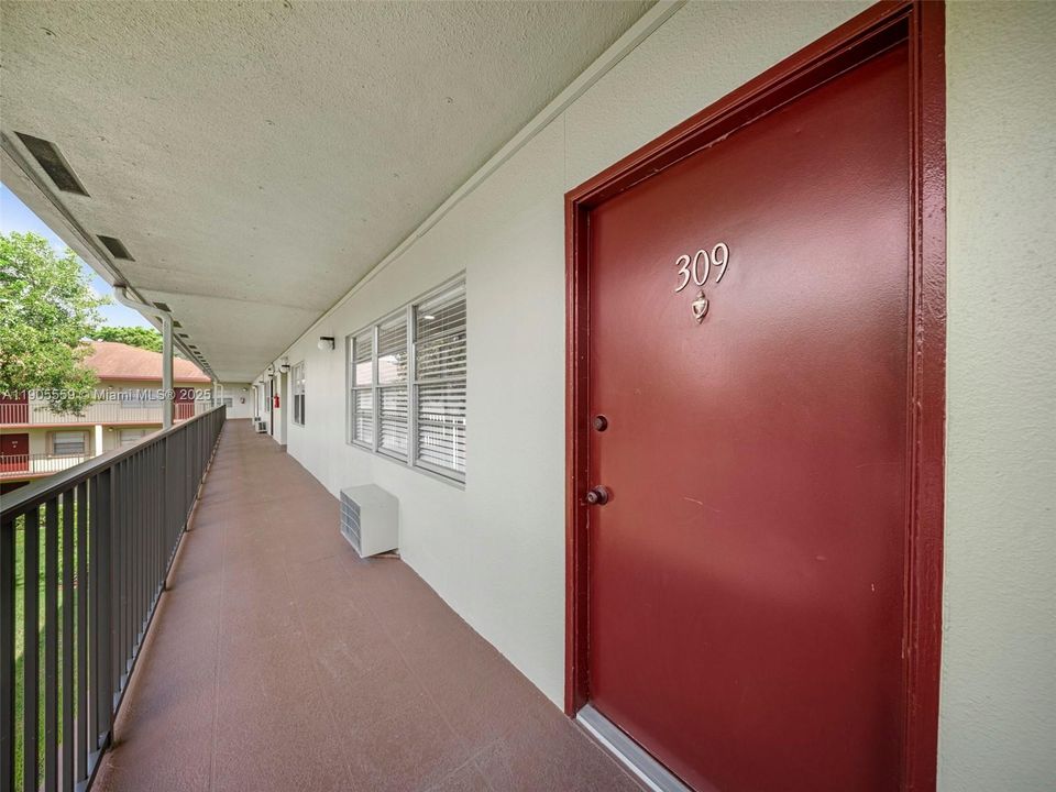 Active With Contract: $1,490 (1 beds, 1 baths, 811 Square Feet)