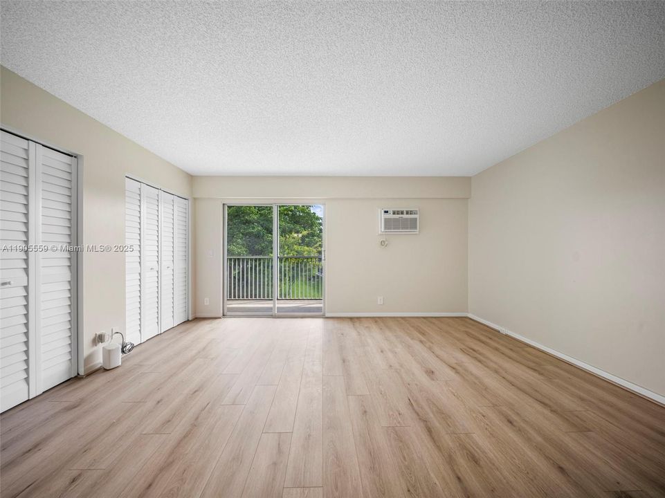 Active With Contract: $1,490 (1 beds, 1 baths, 811 Square Feet)
