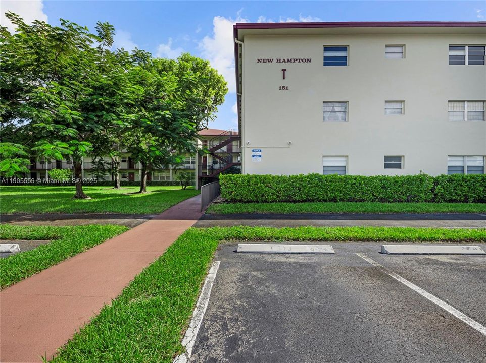 Active With Contract: $1,490 (1 beds, 1 baths, 811 Square Feet)