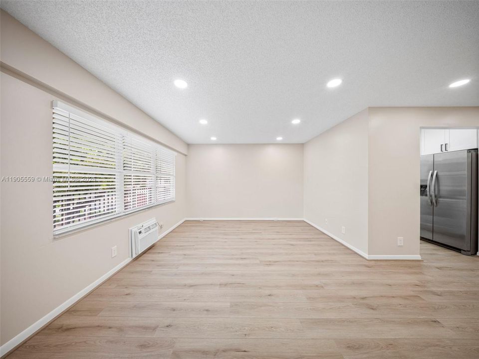 Active With Contract: $1,490 (1 beds, 1 baths, 811 Square Feet)