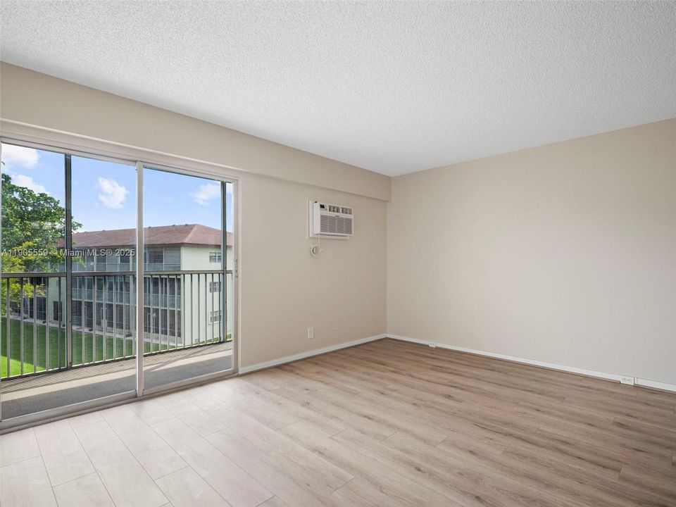 Active With Contract: $1,490 (1 beds, 1 baths, 811 Square Feet)