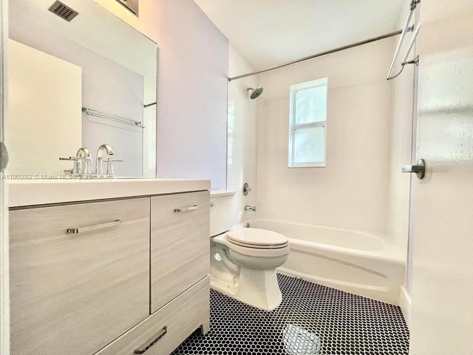 待售: $345,000 (1 贝兹, 1 浴室, 530 平方英尺)