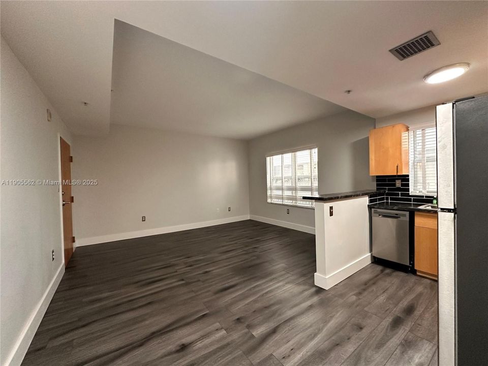 待售: $345,000 (1 贝兹, 1 浴室, 530 平方英尺)