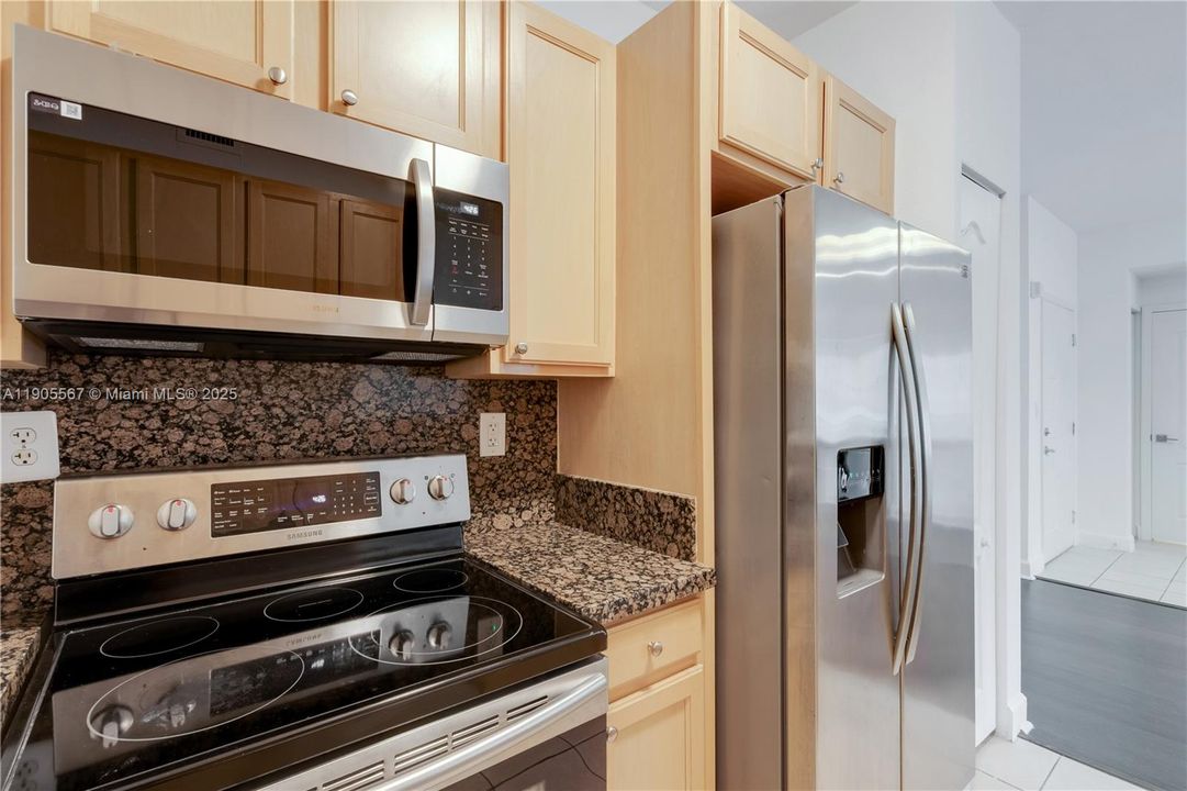 Active With Contract: $3,200 (3 beds, 2 baths, 1164 Square Feet)