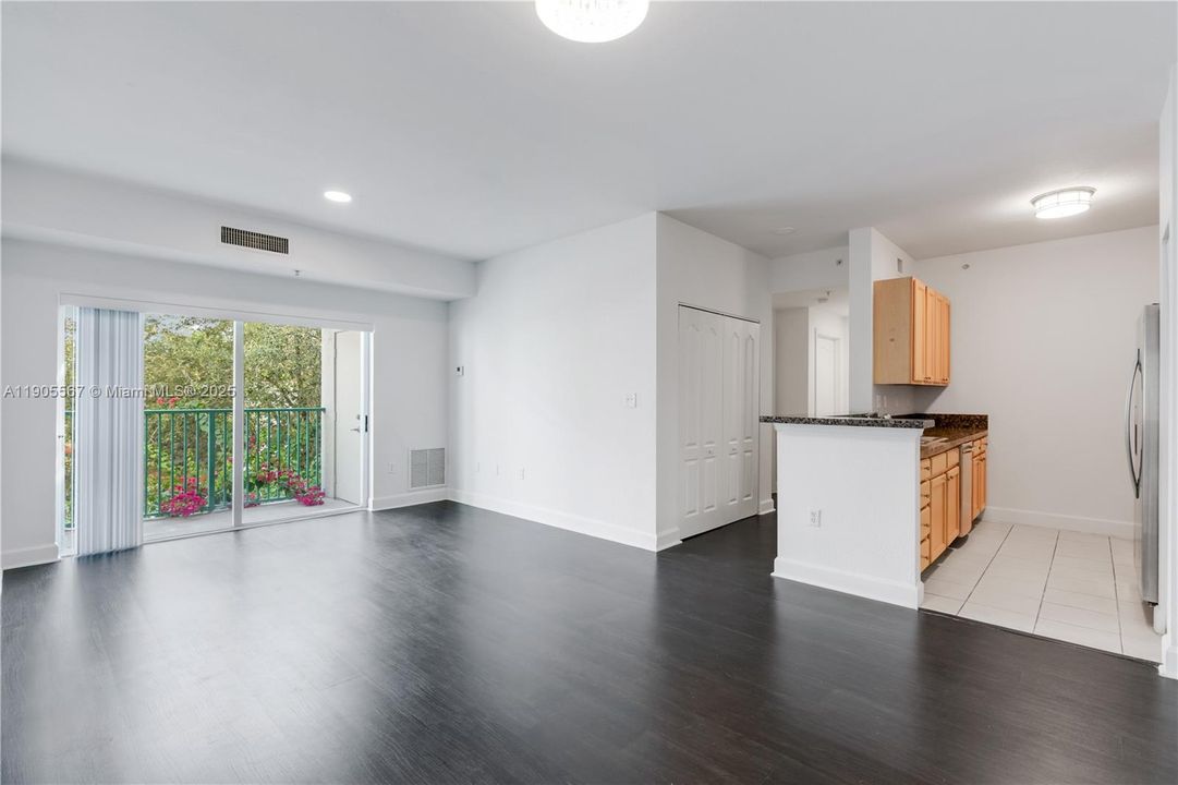 Active With Contract: $3,200 (3 beds, 2 baths, 1164 Square Feet)