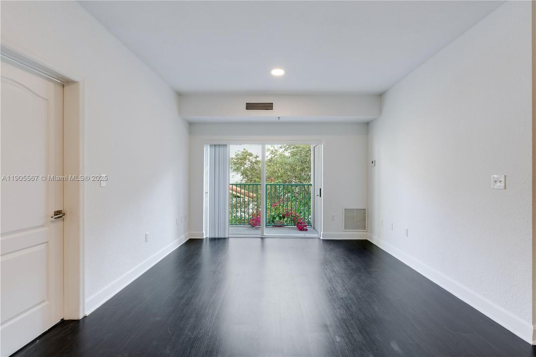 Active With Contract: $3,200 (3 beds, 2 baths, 1164 Square Feet)
