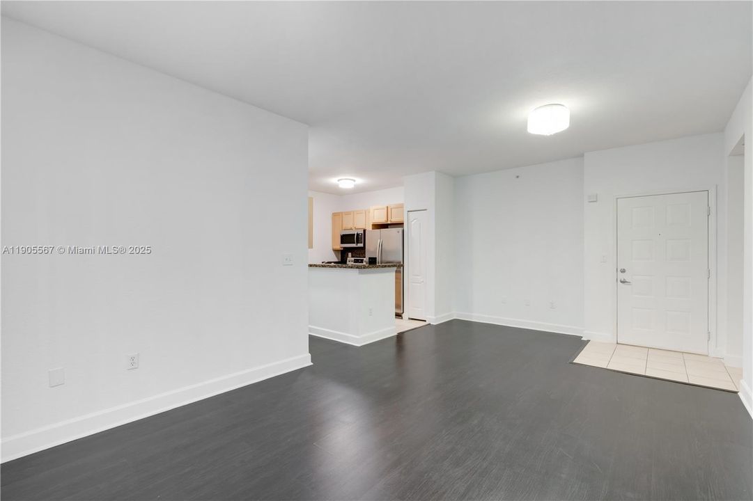 Active With Contract: $3,200 (3 beds, 2 baths, 1164 Square Feet)