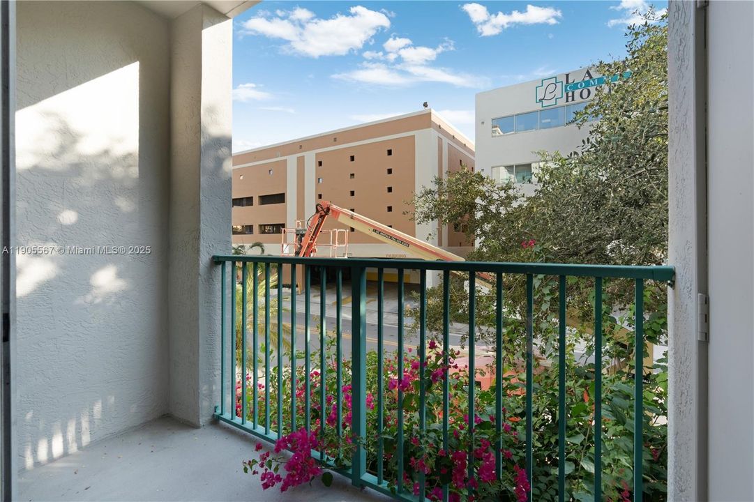 Active With Contract: $3,200 (3 beds, 2 baths, 1164 Square Feet)