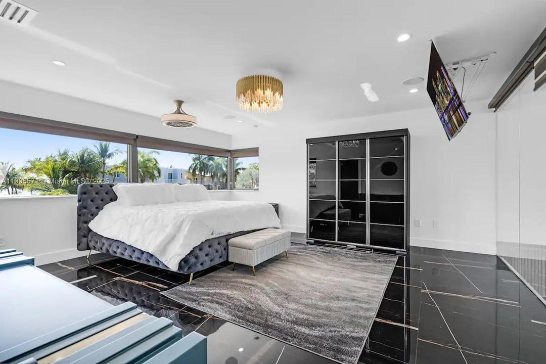 For Rent: $22,000 (5 beds, 5 baths, 3868 Square Feet)