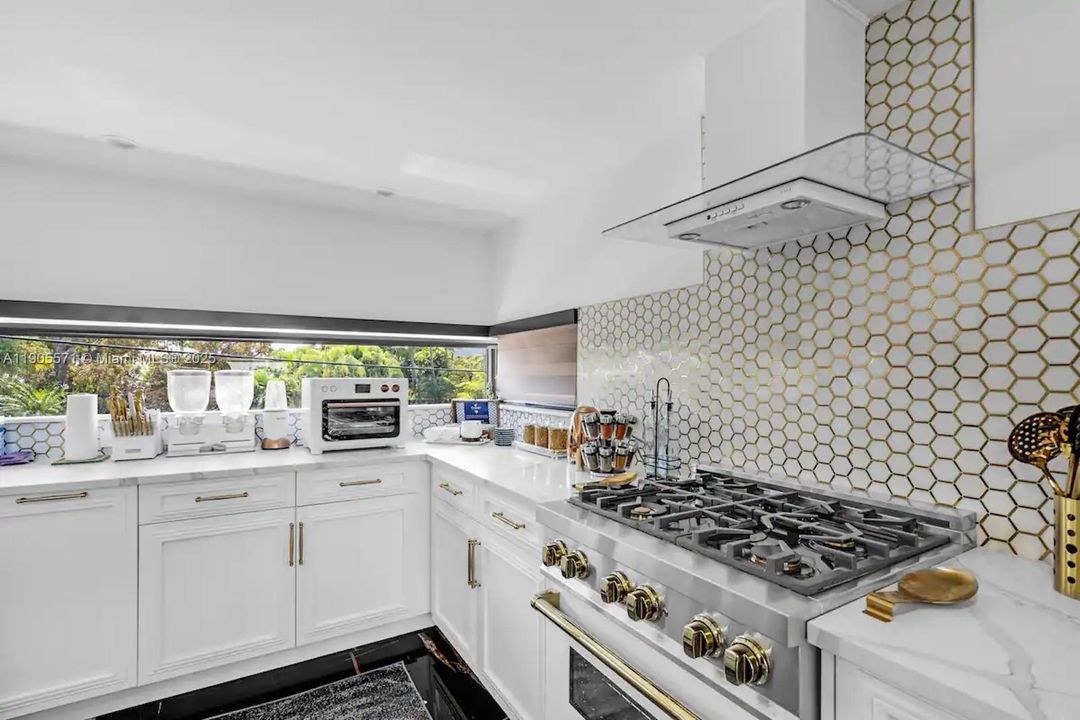 For Rent: $22,000 (5 beds, 5 baths, 3868 Square Feet)