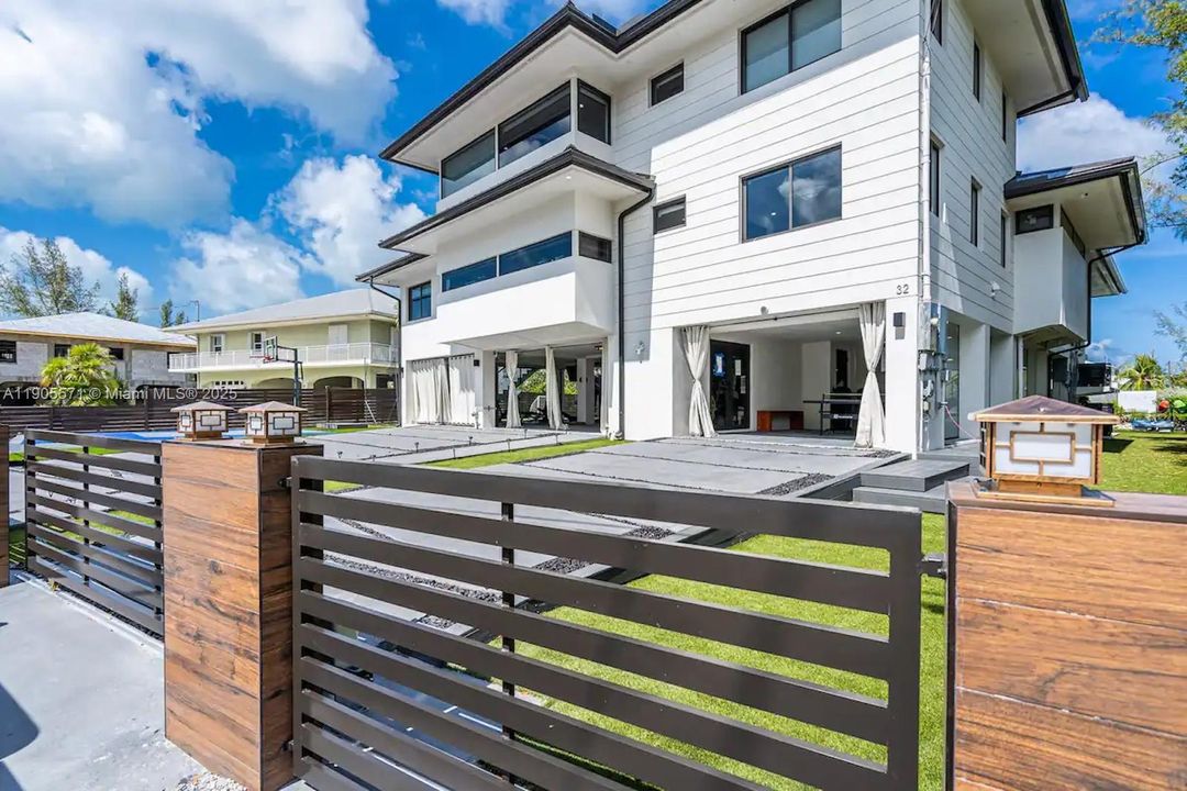 For Rent: $22,000 (5 beds, 5 baths, 3868 Square Feet)