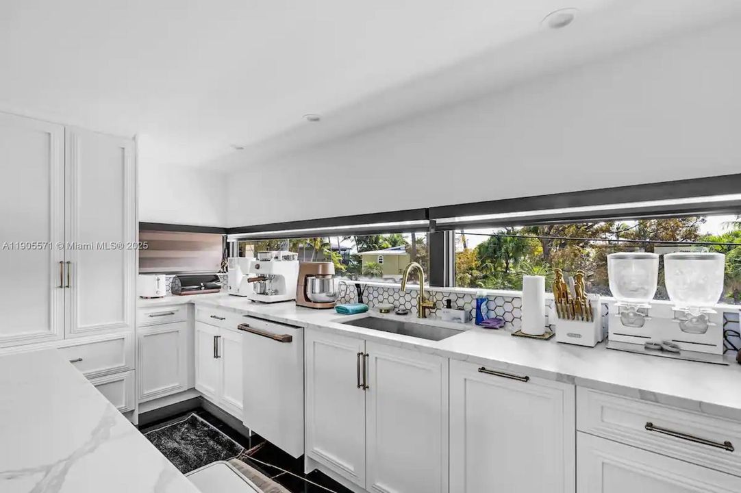 For Rent: $22,000 (5 beds, 5 baths, 3868 Square Feet)