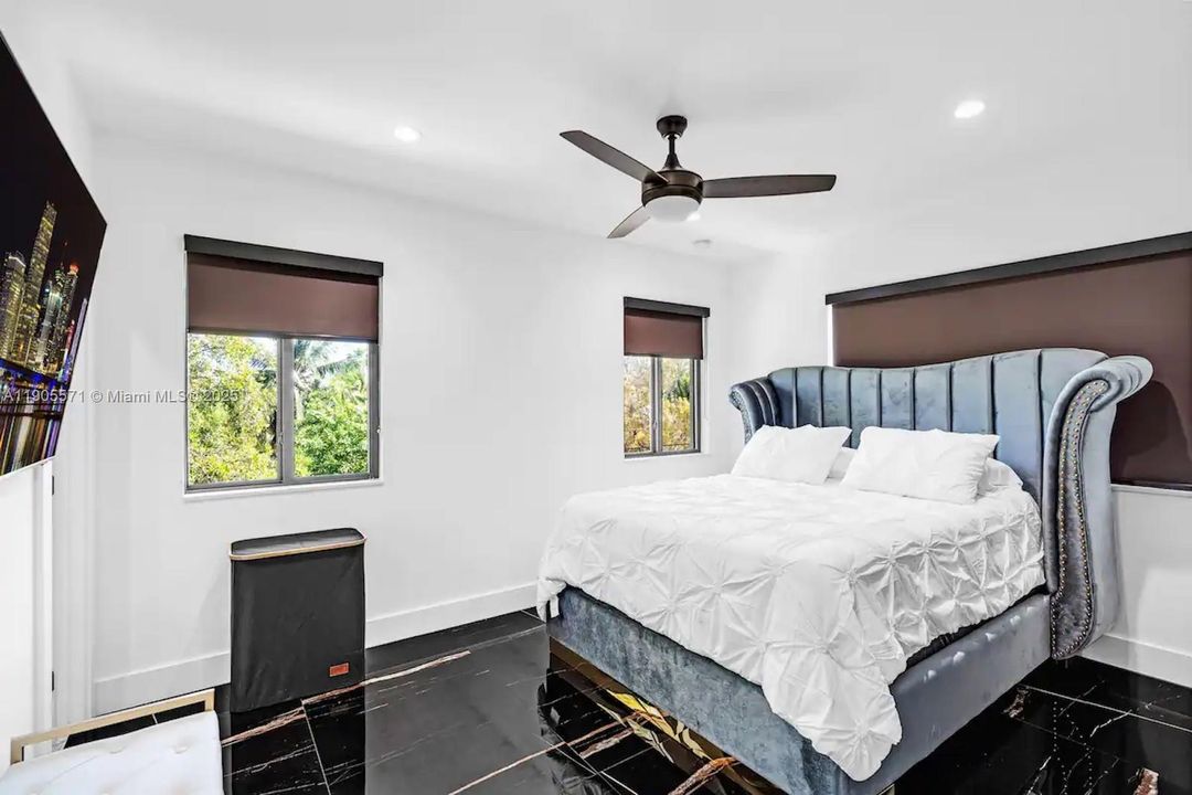 For Rent: $22,000 (5 beds, 5 baths, 3868 Square Feet)