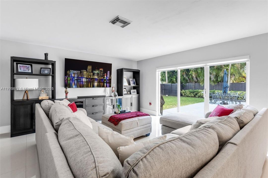 For Sale: $875,000 (5 beds, 3 baths, 2537 Square Feet)