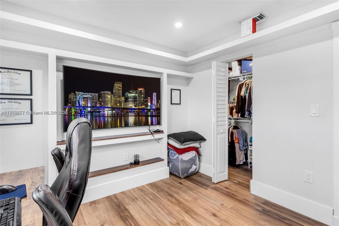 For Sale: $875,000 (5 beds, 3 baths, 2537 Square Feet)