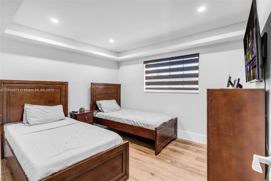 For Sale: $875,000 (5 beds, 3 baths, 2537 Square Feet)