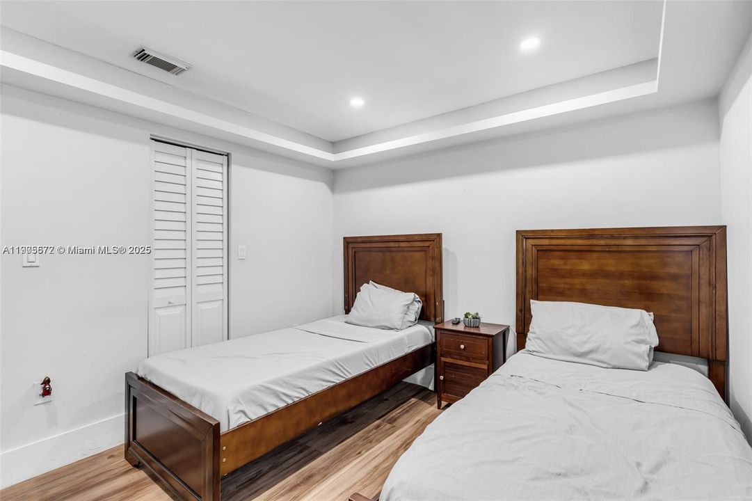 For Sale: $875,000 (5 beds, 3 baths, 2537 Square Feet)