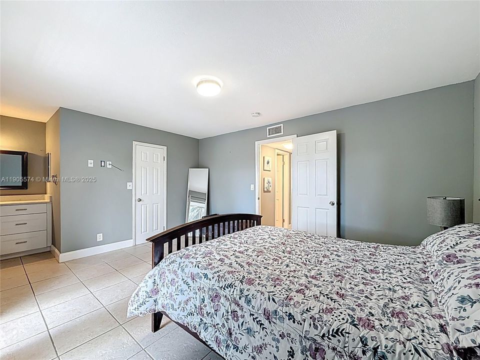 For Rent: $2,300 (3 beds, 2 baths, 1276 Square Feet)