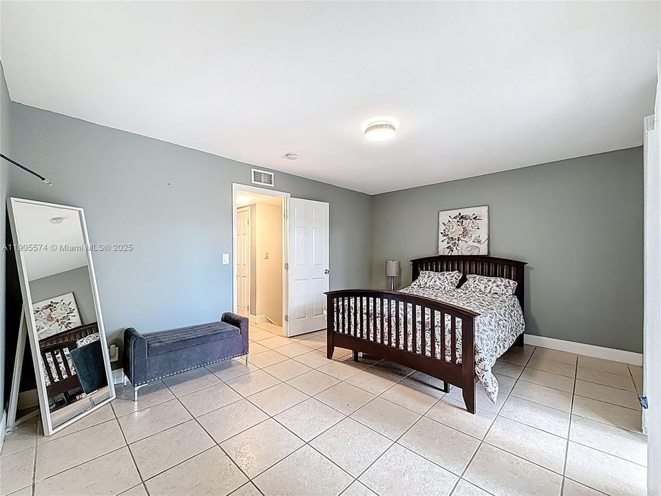 For Rent: $2,300 (3 beds, 2 baths, 1276 Square Feet)