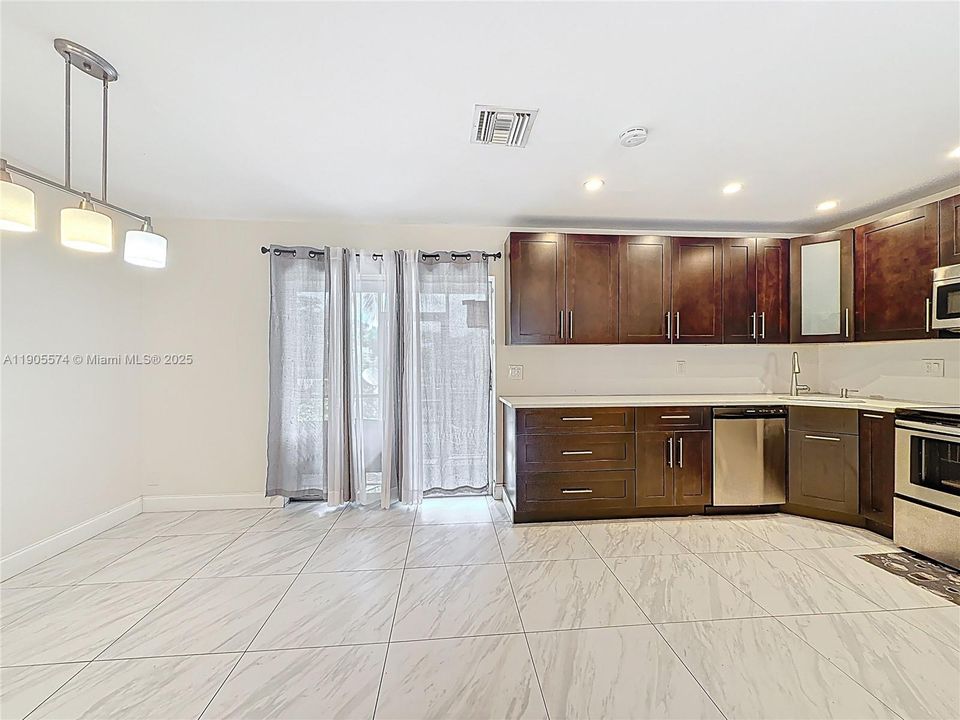 For Rent: $2,300 (3 beds, 2 baths, 1276 Square Feet)