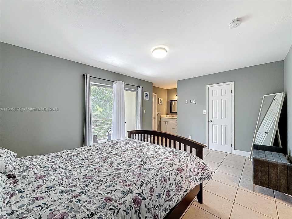 For Rent: $2,300 (3 beds, 2 baths, 1276 Square Feet)