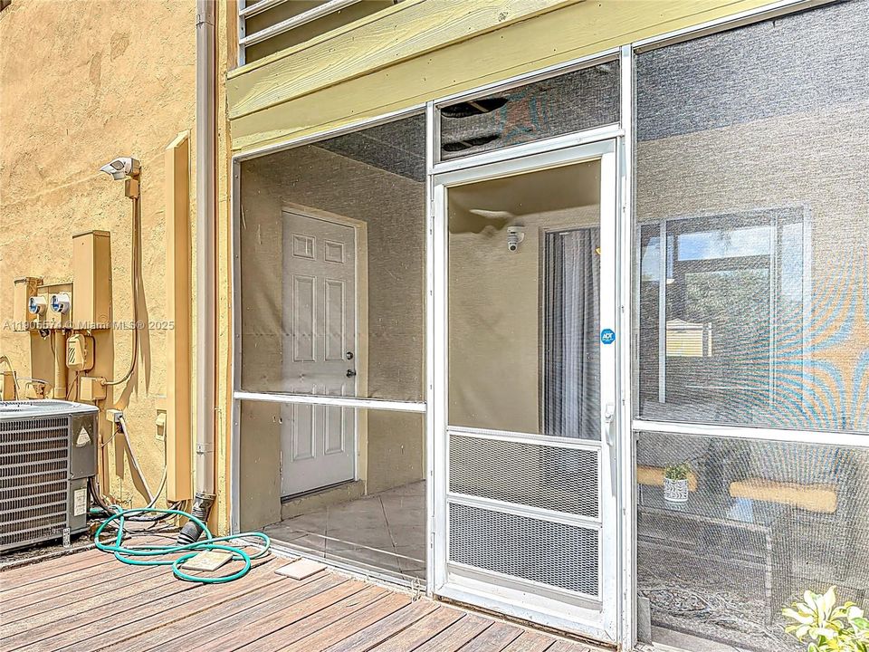 For Rent: $2,300 (3 beds, 2 baths, 1276 Square Feet)