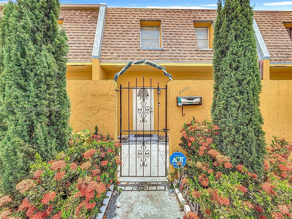 For Rent: $2,300 (3 beds, 2 baths, 1276 Square Feet)