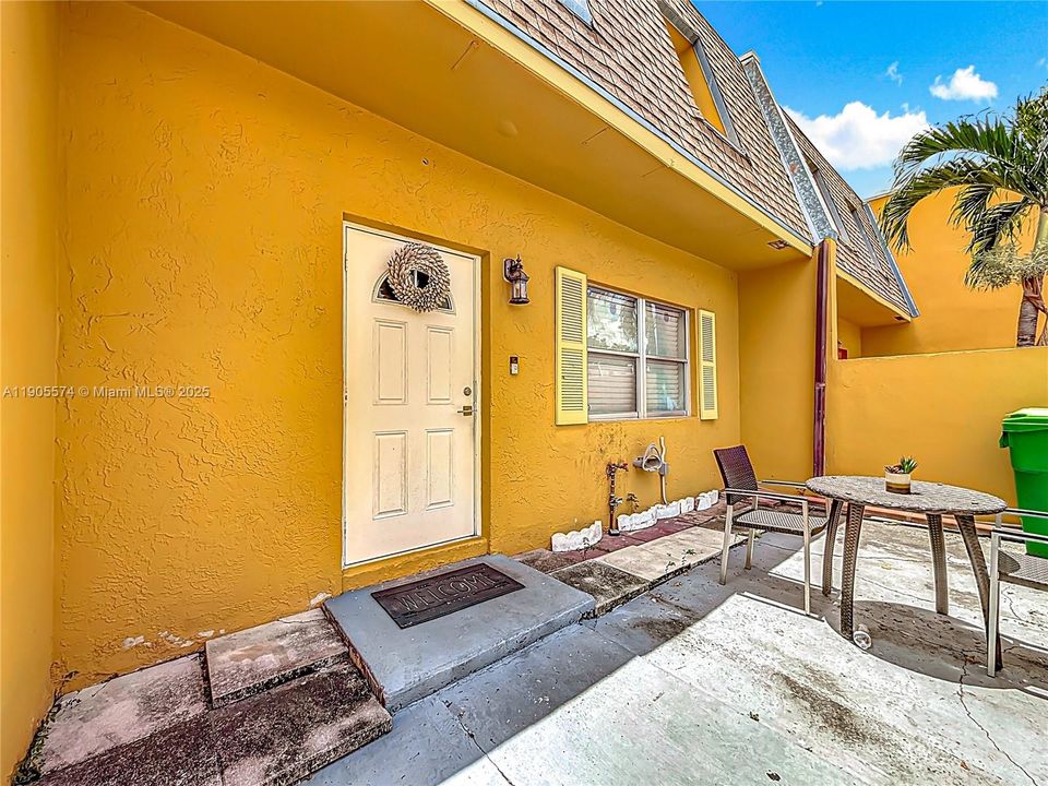 For Rent: $2,300 (3 beds, 2 baths, 1276 Square Feet)