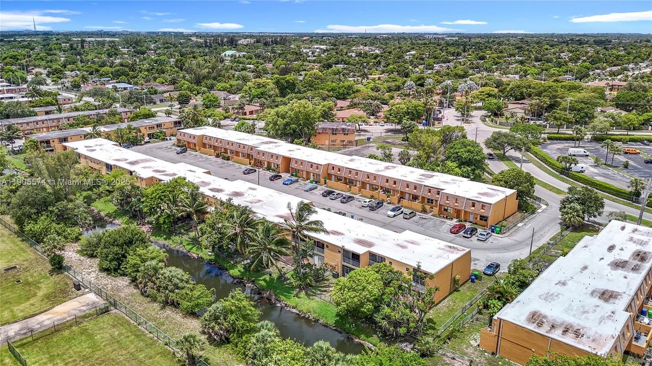 For Rent: $2,300 (3 beds, 2 baths, 1276 Square Feet)