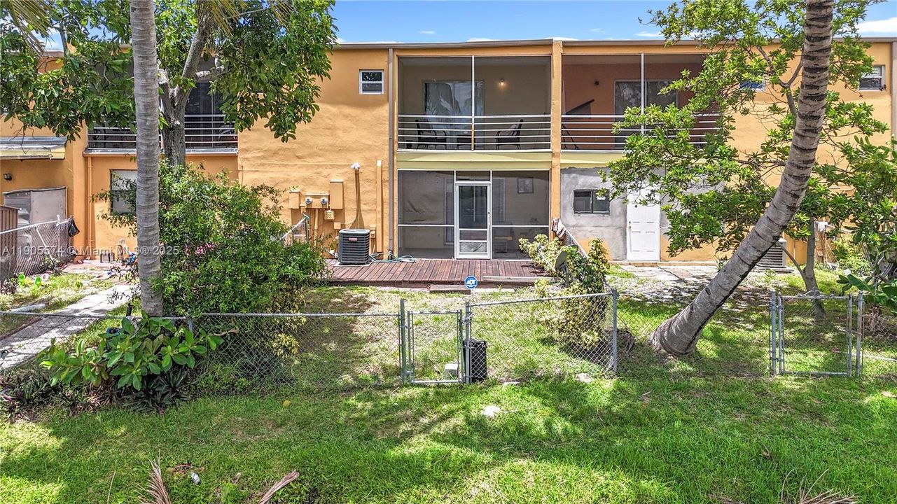 For Rent: $2,300 (3 beds, 2 baths, 1276 Square Feet)