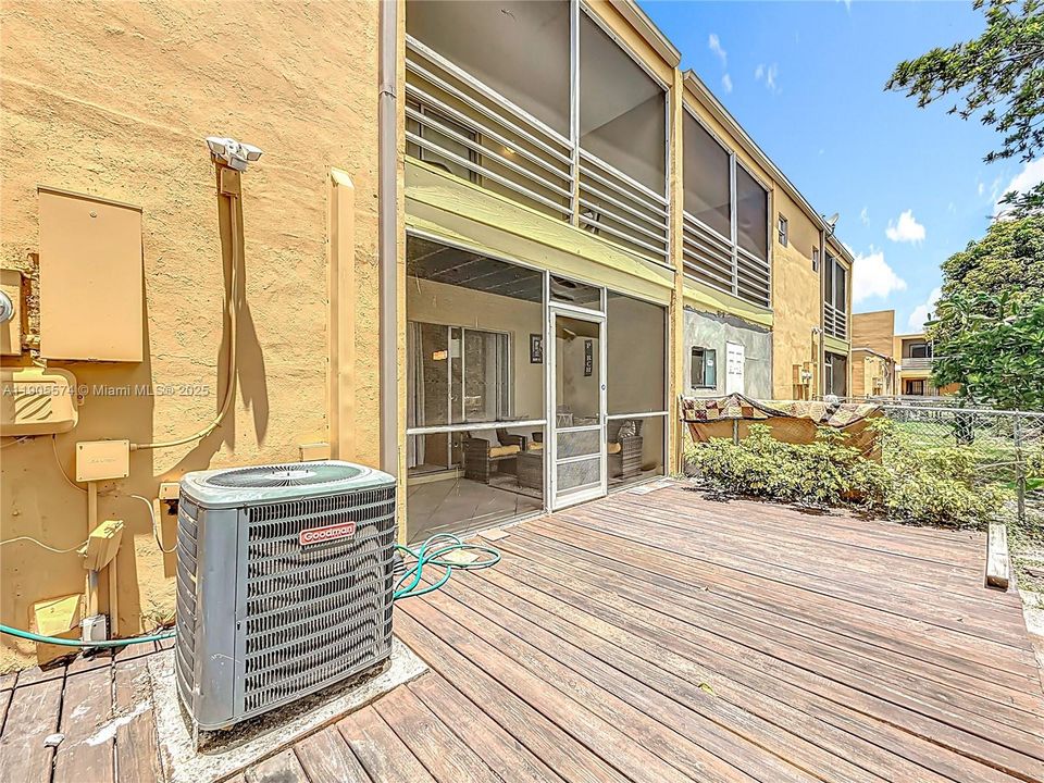 For Rent: $2,300 (3 beds, 2 baths, 1276 Square Feet)