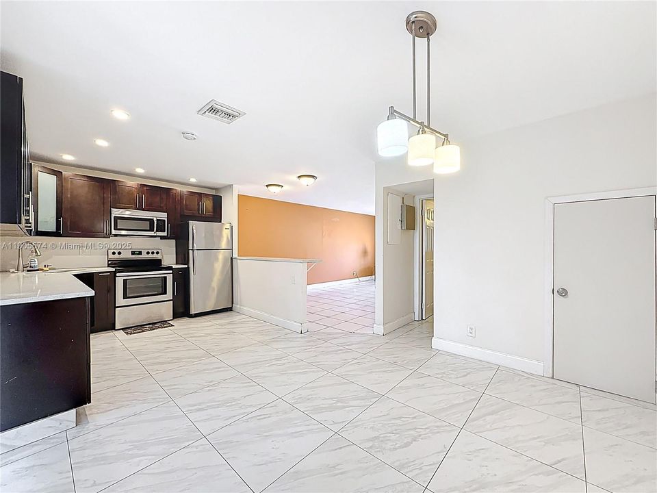 For Rent: $2,300 (3 beds, 2 baths, 1276 Square Feet)