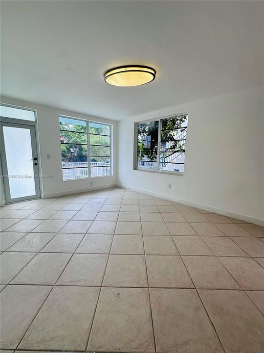 For Sale: $295,000 (1 beds, 1 baths, 700 Square Feet)