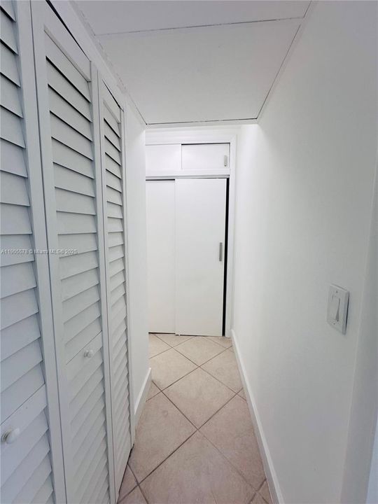 For Sale: $295,000 (1 beds, 1 baths, 700 Square Feet)