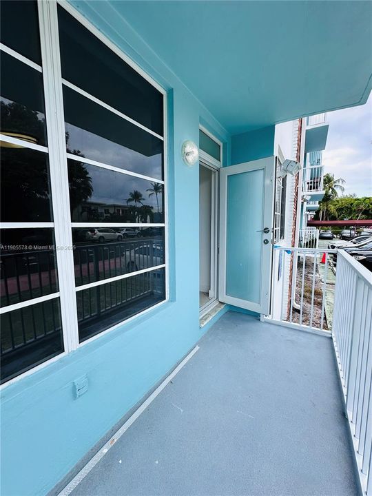 For Sale: $295,000 (1 beds, 1 baths, 700 Square Feet)