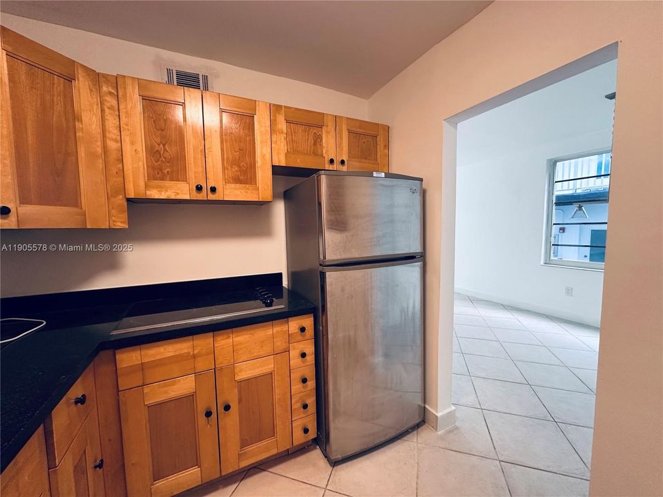 For Sale: $295,000 (1 beds, 1 baths, 700 Square Feet)