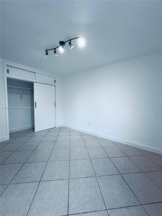 For Sale: $295,000 (1 beds, 1 baths, 700 Square Feet)