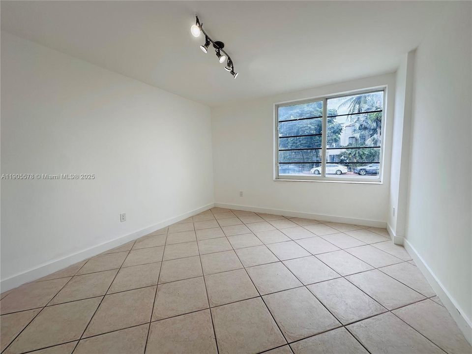 For Sale: $295,000 (1 beds, 1 baths, 700 Square Feet)