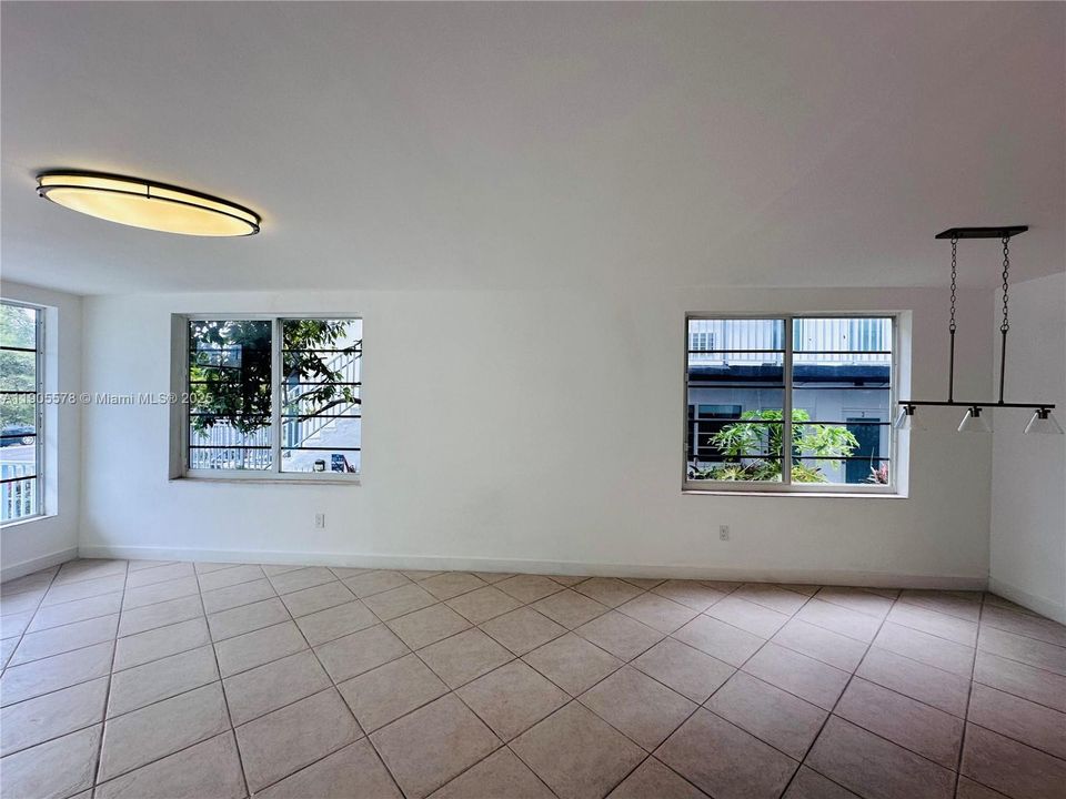 For Sale: $295,000 (1 beds, 1 baths, 700 Square Feet)