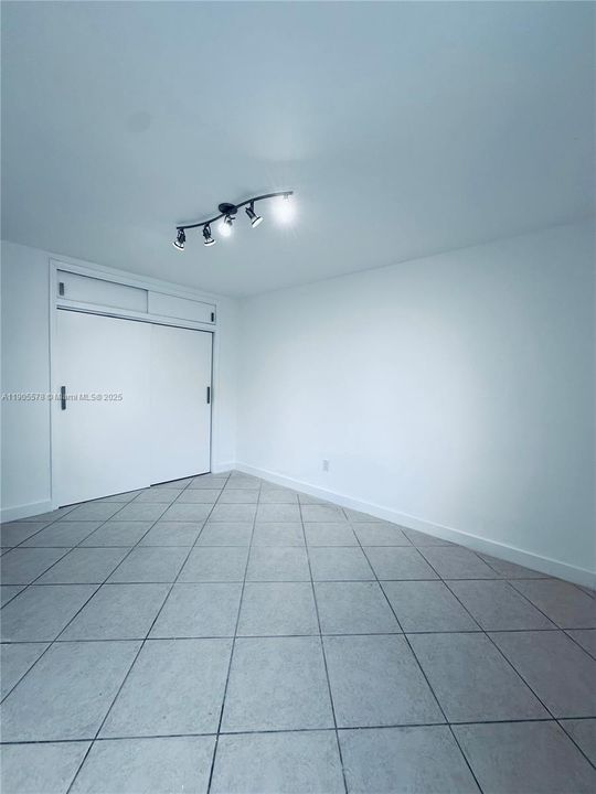 For Sale: $295,000 (1 beds, 1 baths, 700 Square Feet)