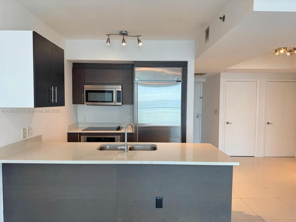 For Rent: $3,600 (1 beds, 1 baths, 806 Square Feet)