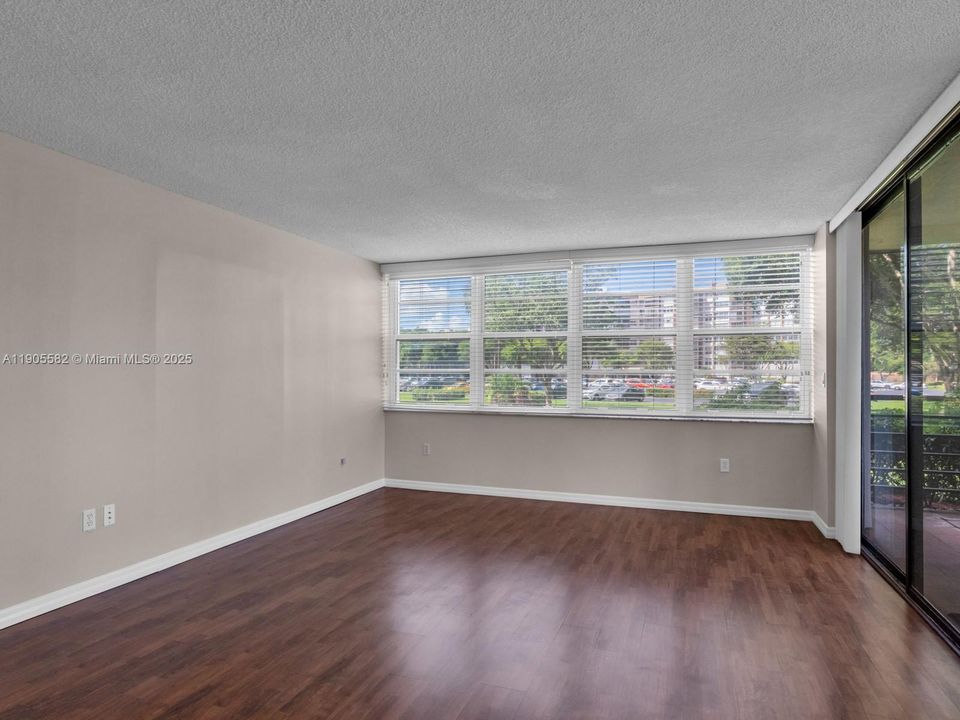 待售: $187,500 (2 贝兹, 2 浴室, 1120 平方英尺)