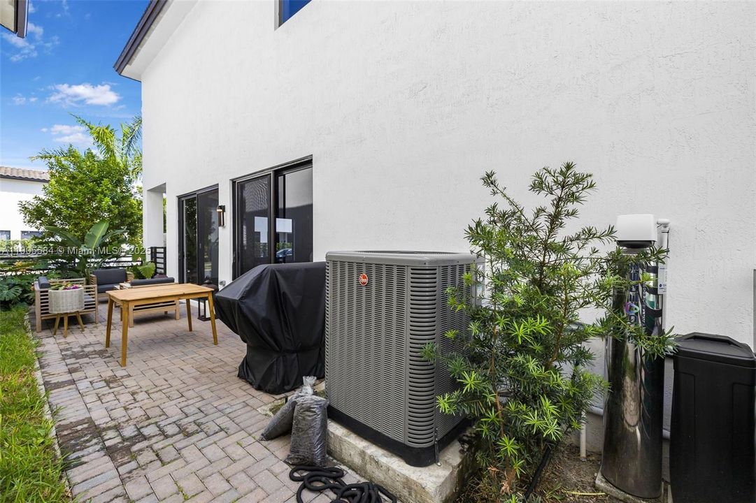 For Sale: $1,075,000 (3 beds, 2 baths, 2158 Square Feet)