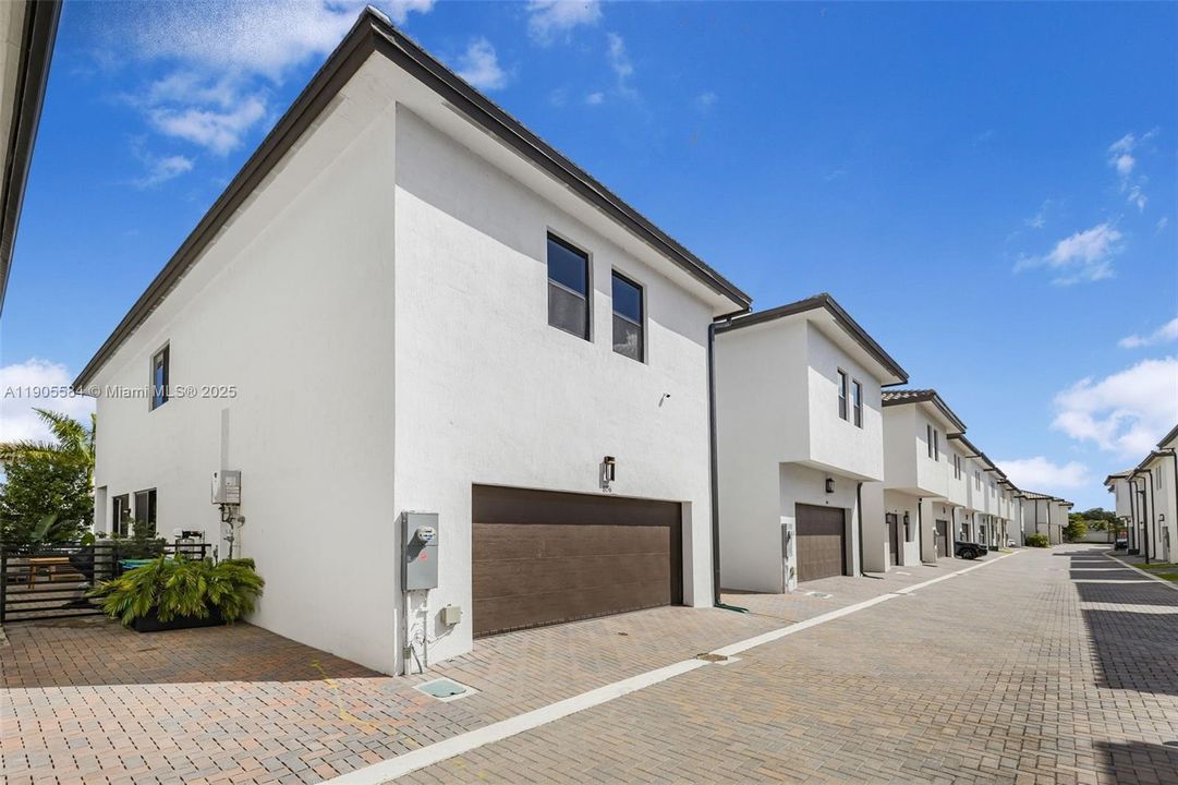 For Sale: $1,075,000 (3 beds, 2 baths, 2158 Square Feet)