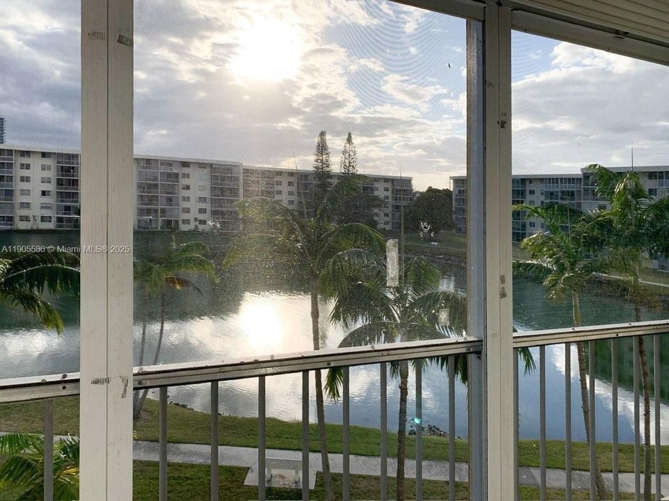 待售: $209,900 (1 贝兹, 1 浴室, 763 平方英尺)